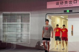 杨瀚森没有进入中国男篮大名单 但目前他已经归队来到现场观战！