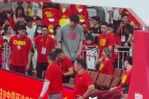 可惜不打！杨瀚森正式回归中国男篮 今天先在场下观赛