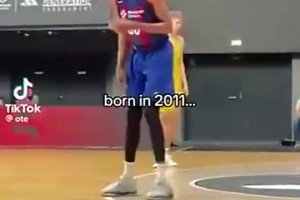 才十四五岁就达到2米13！看着像字母和文班的结合啊