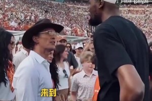 气质拉满！劳模典范！杜兰特回归母校开练开球！！