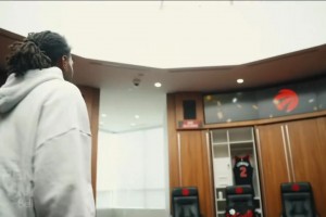 费城球迷提前先来听一下！播音员马特-科德播报杰伦·布朗名字
